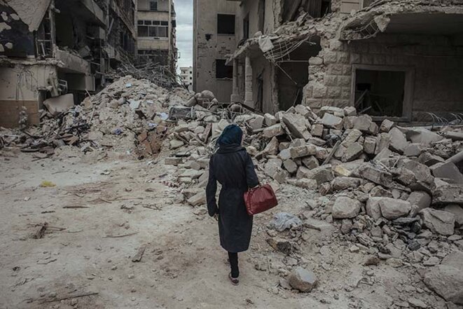 Alep (Syrie) 03/05/2015 – Une jeune femme marche dans les décombres juste après qu’une bombe “baril”, larguée par le régime, ait © Emin Ozmen / Le Journal / Sipa Alep (Syrie) 03/05/2015 – Une jeune femme marche dans les décombres juste après qu’une bombe “baril”, larguée par le régime, ait © Emin Ozmen / Le Journal / Sipa
